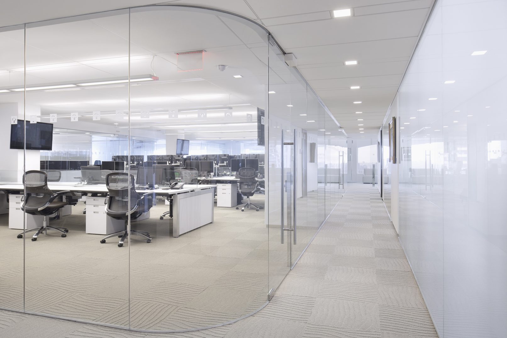 Bradesco Trading Floor and Switchable Privacy Glass For Boardroom